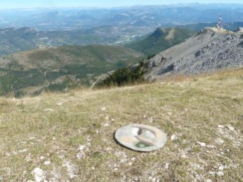 La "galette du randonneur" au sommet de Lure, un disque feutré pour préserver ses fesses du froid et de l'humidité...